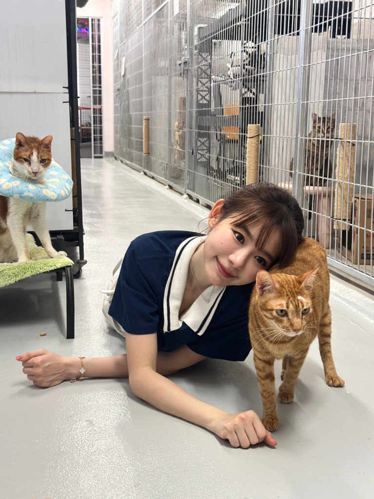 Lin Min Chen with a cat